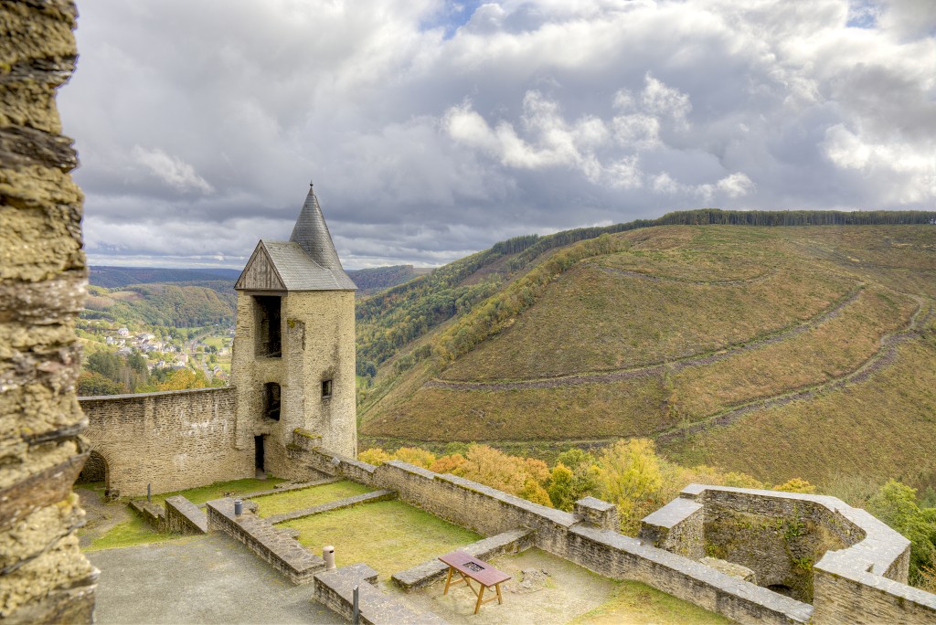 chateau kasteel Bourscheid luxemburg luxembourg burcht ruine slot unesco erfgoed middeleeuwen ardennen
